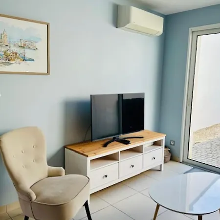 Spacious And Quiet House In For 6